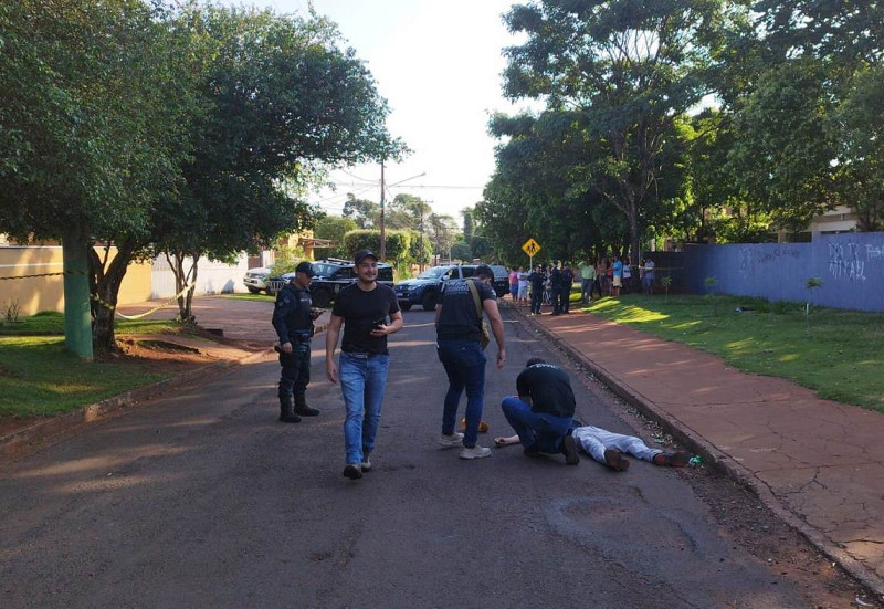 Homem é morto a tiros no meio da rua no Parque do Lago Dourados Informa