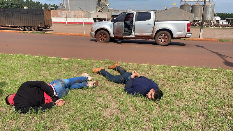 Dupla é presa caminhonete carregada maconha em Dourados