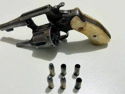 Policial intervém em briga, homem reage é leva tiro na barriga