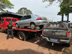Carro adulterado era levado em guincho para o Paraguai