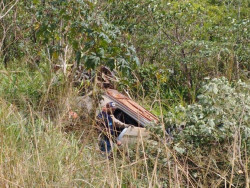 Saveiro sai da estrada e capota no meio do mato no anel viário