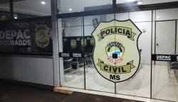 Mãe e filha são presas por ameaça contra policiais e dano em viatura