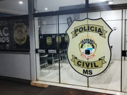 Mãe e filha são presas por ameaça contra policiais e dano em viatura