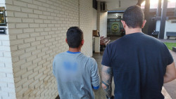 Homem obriga menina de 12 anos a beijá-lo na boca e vai preso por estupro