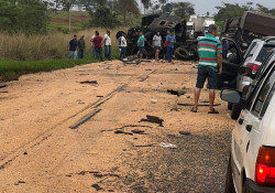 Caminhoneiro morre em acidente entre duas carretas na BR-376