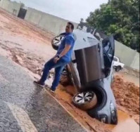 Carro afunda em buraco de rua em obras na capital do turismo