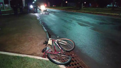 Corpo da vitima foi parar a metros da biclicleta que conduzia (Foto: Adilson Domingos)