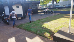 Dois homens que assaltaram garçom no centro são presos