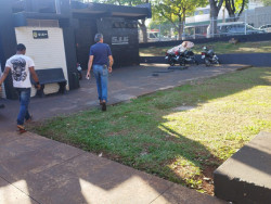 Dois homens que assaltaram garçom no centro são presos