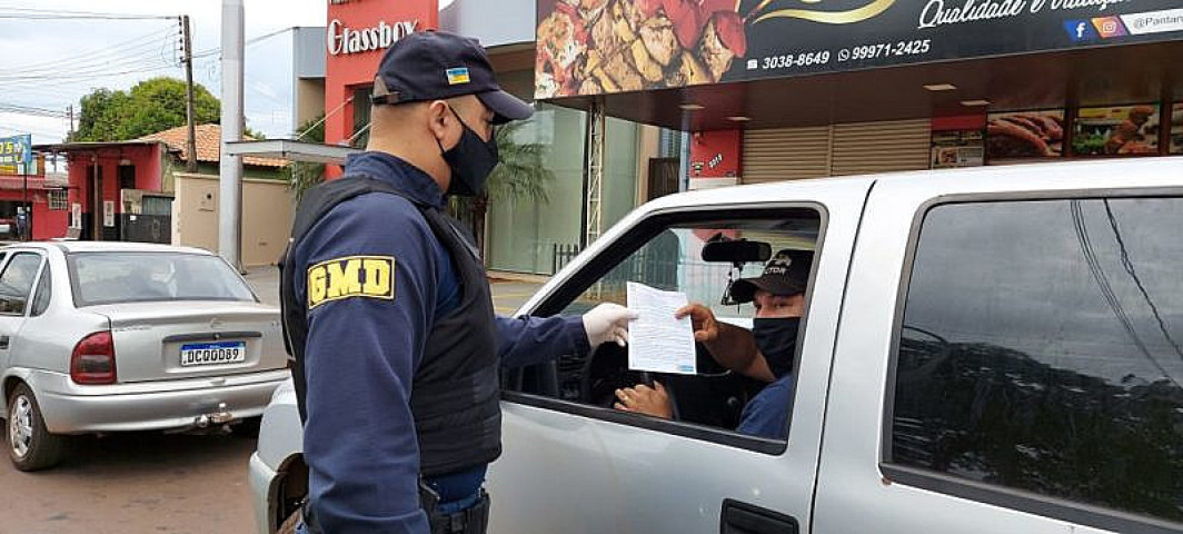 Agentes de segurança estão orientando sobre a circulação de pessoas. Imagem: (Assecom)