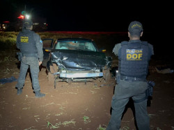 Homem foge de abordagem policial, bate em ônibus escolar e é detido