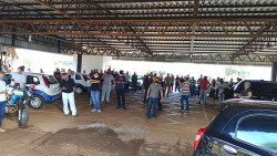Manifestantes em frente ao Paço Municipal. Imagem: (Adilson Domingos)