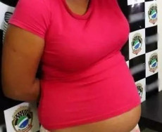 Mulher grávida de sete meses presa por engano será indenizada