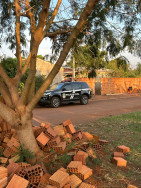Homem esconde arma em pilha de tijolos para se livrar de prisão