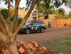Homem esconde arma em pilha de tijolos para se livrar de prisão