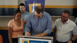 Alan entrega títulos de propriedade para 70 moradores de Dourados