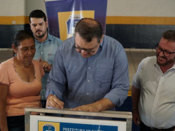 Alan entrega títulos de propriedade para 70 moradores de Dourados