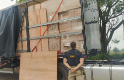 PRF apreende carreta com 450 mil maços de cigarro na BR-376