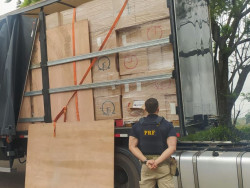 PRF apreende carreta com 450 mil maços de cigarro na BR-376