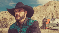 Cantor Manutti é preso dirigindo bêbado e com maconha no carro