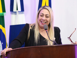 Tânia Cristina quer proibir corte de água e luz no fim de semana e feriado