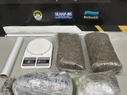 Casal que fazia delivery de drogas é preso em estacionamento de mercado