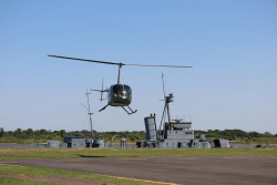Helicóptero apreendido na fronteira é levado para a capital paraguaia