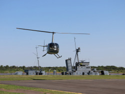 Helicóptero apreendido na fronteira é levado para a capital paraguaia