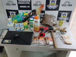 Após tentar invadir restaurante, dupla é presa com produtos furtados