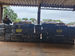 Polícia apreende mais de três toneladas de drogas em camionetes roubadas