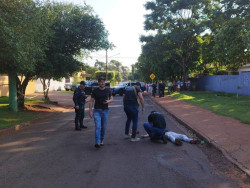 Homem é morto a tiros no meio da rua no Parque do Lago
