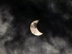 Eclipse anular do Sol atrai atenção de moradores em várias regiões do país