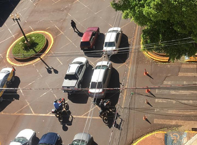 Guardas abordam veículos no centro de Dourados durante lockdown (Imagem: Dourados Informa)