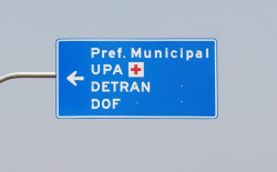 Novas placas de sinalização começam a ser instaladas em Dourados