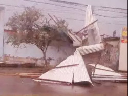 Tempestade causa estragos em Amambai