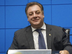 Neno Razuk descarta demitir assessor investigado por jogo do bicho