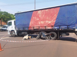 Caminhão invade preferencial e mata motociclista em Dourados
