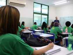 Governo sanciona reajuste salarial de 14,95% para professores do Estado