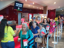 Prefeitura leva crianças e idosos para sessão de cinema e diversão