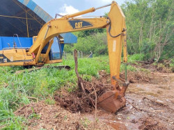 Prefeitura limpa Córrego Rego D’Água para evitar novos alagamentos