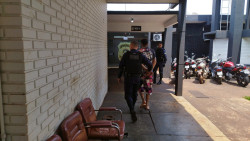 Homem é preso com moto roubada, paga fiança e fica solto