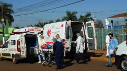 Pacientes são colocados em ambulâncias para viagem por terra até Campo Grande (Imagem: Adilson Domingos)