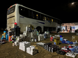 PM apreende ônibus de “sacoleiros” lotado de contrabando