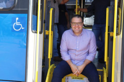 Alan entrega 5 novos ônibus para transporte público de Dourados