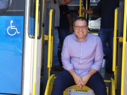 Alan entrega 5 novos ônibus para transporte público de Dourados