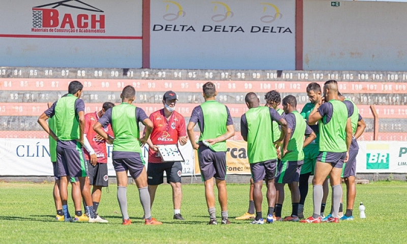 Técnico Rúbio de Alencar aproveitou o pouto tempo para conhecer os novos jogadores e montar o time da estreia. Imagem: (Divulgação)