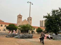 Decoração do Dourados Brilha começa a ser instalada na praça
