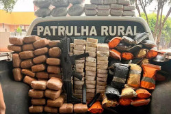 Quatro são presos e polícia apreende submetralhadora durante operação