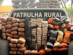 Quatro são presos e polícia apreende submetralhadora durante operação