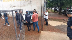 Comerciante alvo de pistoleiros dentro de loja de carros morre no hospital